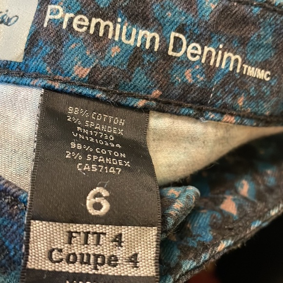 Snakeskin like denim jeans. Size 6 fit 4 from Mossimo. Premium denim. - Picture 3 of 4